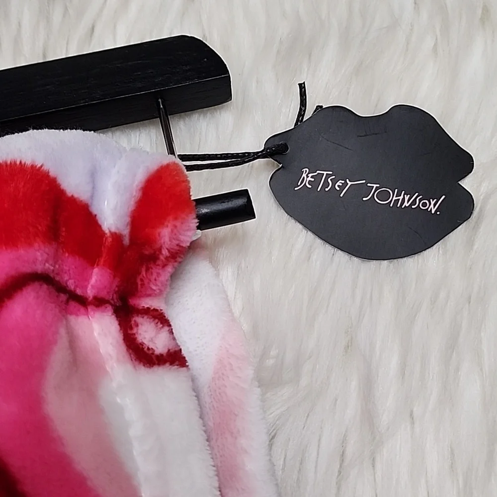 Betsey Johnson Pink & Red Heart Blanket Ultra Soft Plush Throw Valentines Day